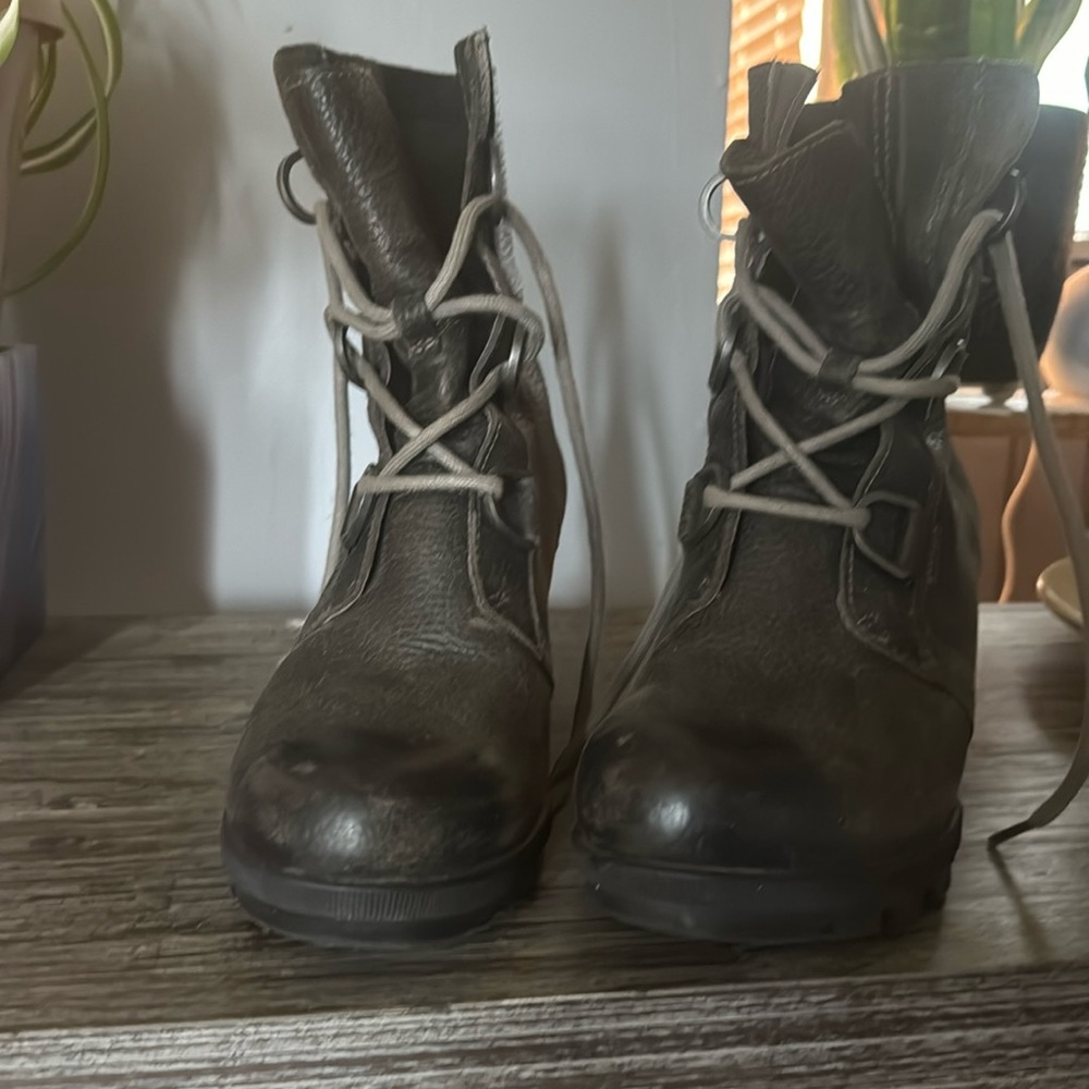 Womens Sorel Wedge boots size 9